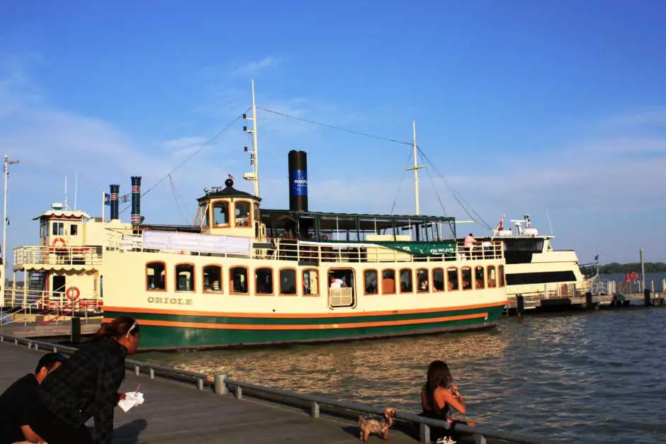 Mit dem Boot durch den Hafen von Toronto