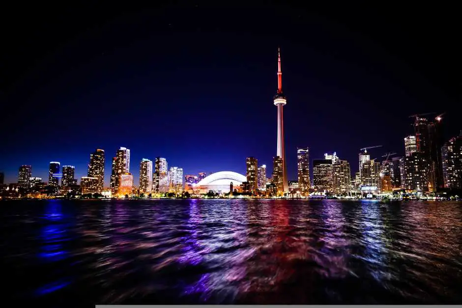 CN Tower vom Boot aus sehen