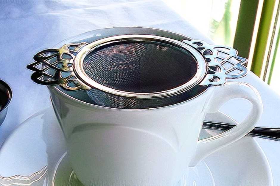Freshly brewed tea is collected by sieve