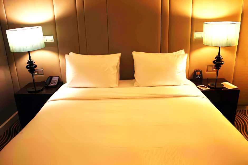 Ein bequemes Bett im Executive Zimmer im Hilton am Gendarmenmarkt Berlin