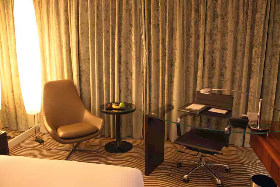 Writing desk and seating area in the Executive Room at the Hilton on the Gendarmenmarkt Berlin