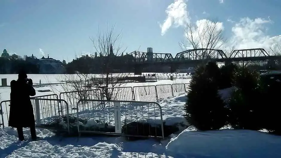 Petar beim Filmen am Ottawa River - Winterbekleidung und Kälteschutz