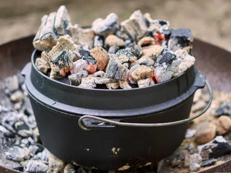 Dutch Oven auf dem Lagerfeuer