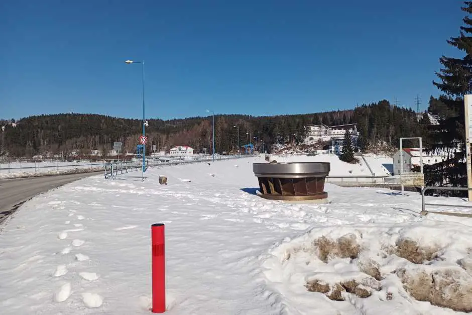 Staumauer am Lipno Stausee