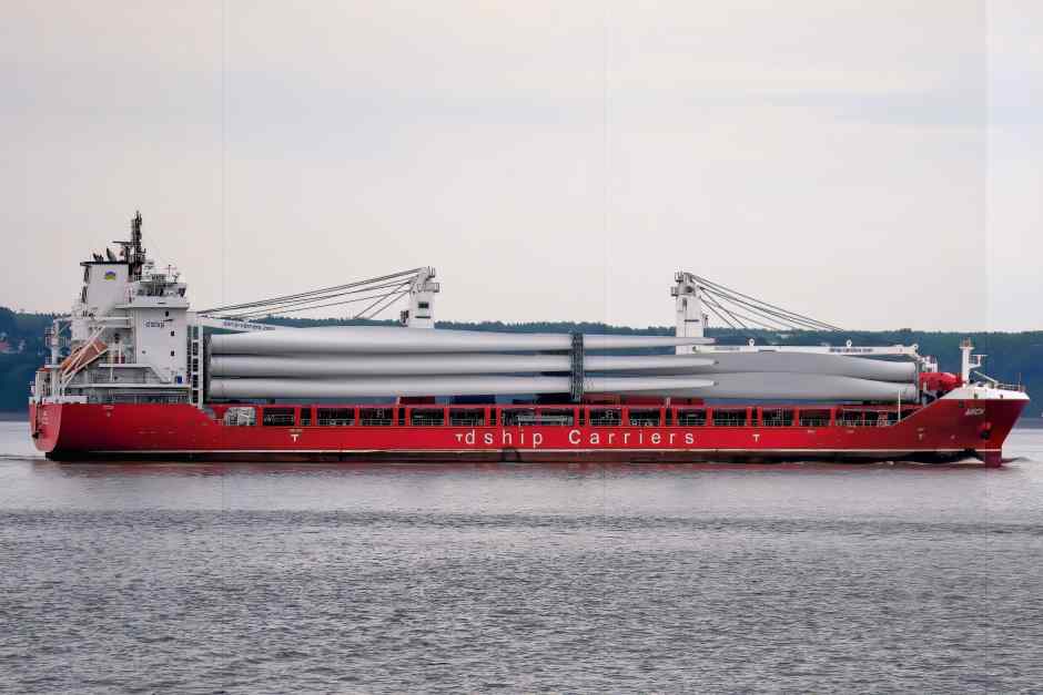 Containerschiff auf dem Sankt-Lorenz-Strom