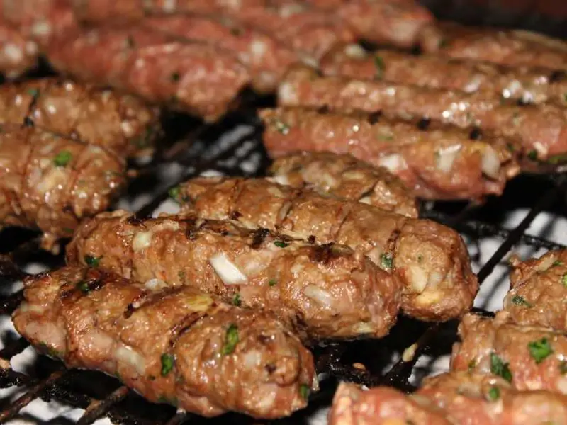 Cevapcici grillen auf dem Gasgrill