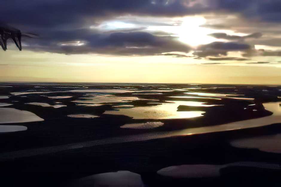 Sonnenuntergang über dem Mackenziedelta in den Northwest Territories in Kanada