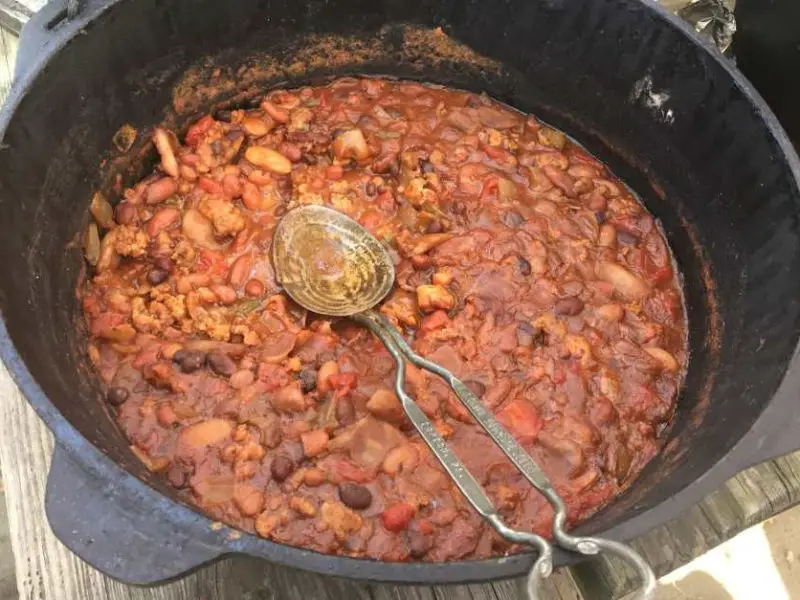 Cowboy Beans aus dem Dutch Oven