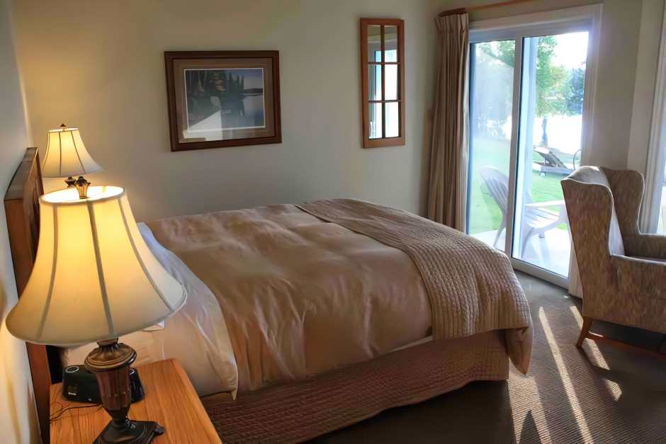 Rooms at Sir Sams Inn on Eagle Lake, Ontario