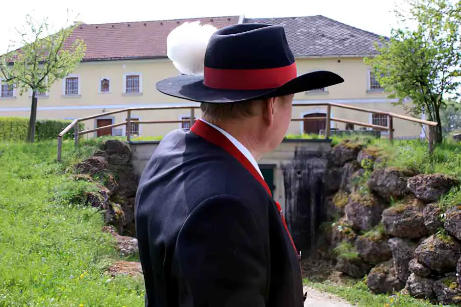 Toni Distelberger in front of his square farm in the Mostviertel