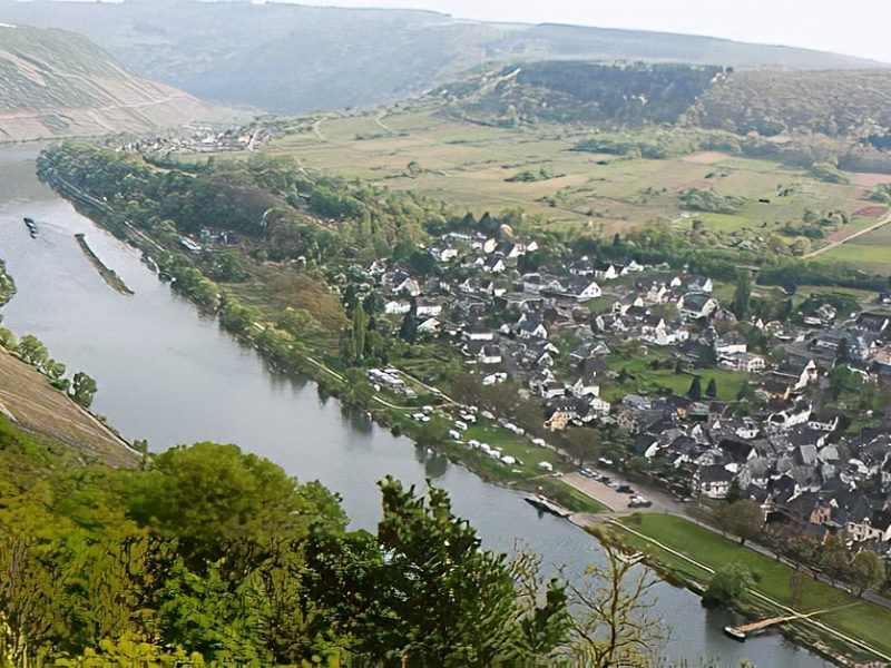 Camping on the Moselle directly on the water