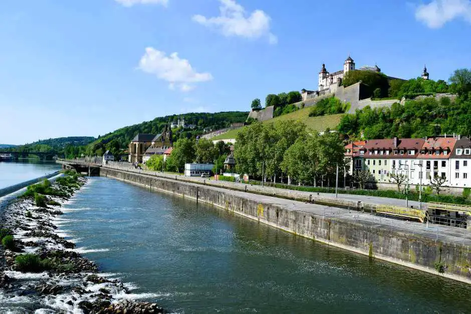 Der Main fließt durch Würzburg