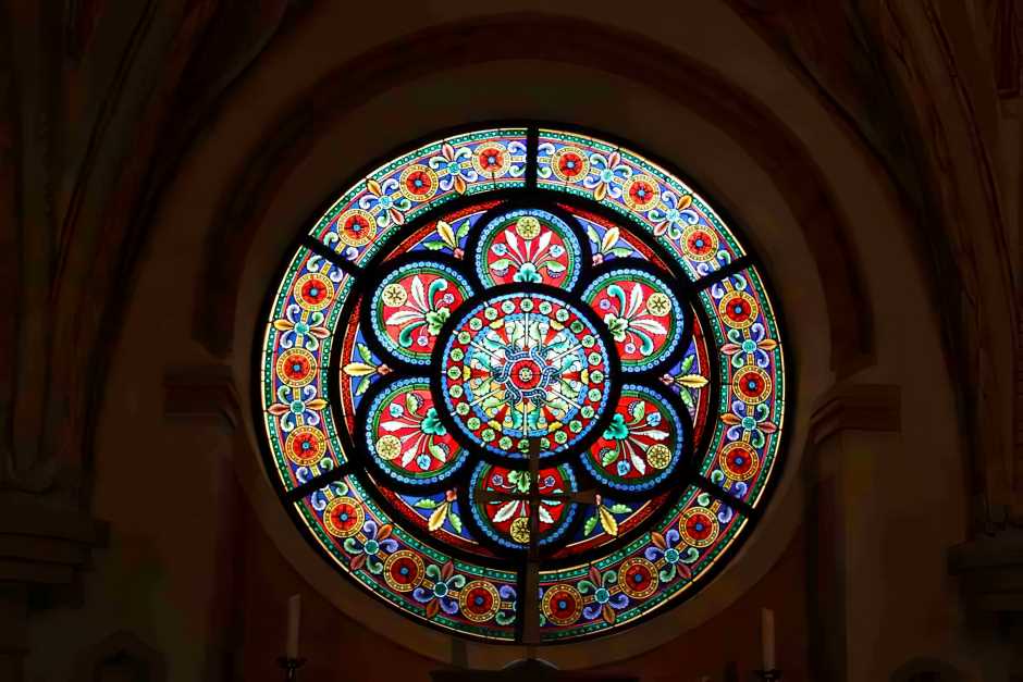 Wunderschöne Buntglasfenster in der Stiftskirche