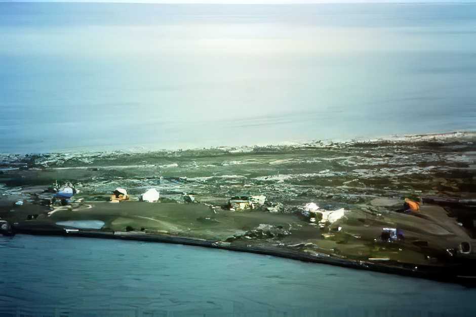 Fischerlager an der Beaufort Sea - Flug von Inuvik ans Eismeer und Herschel Island