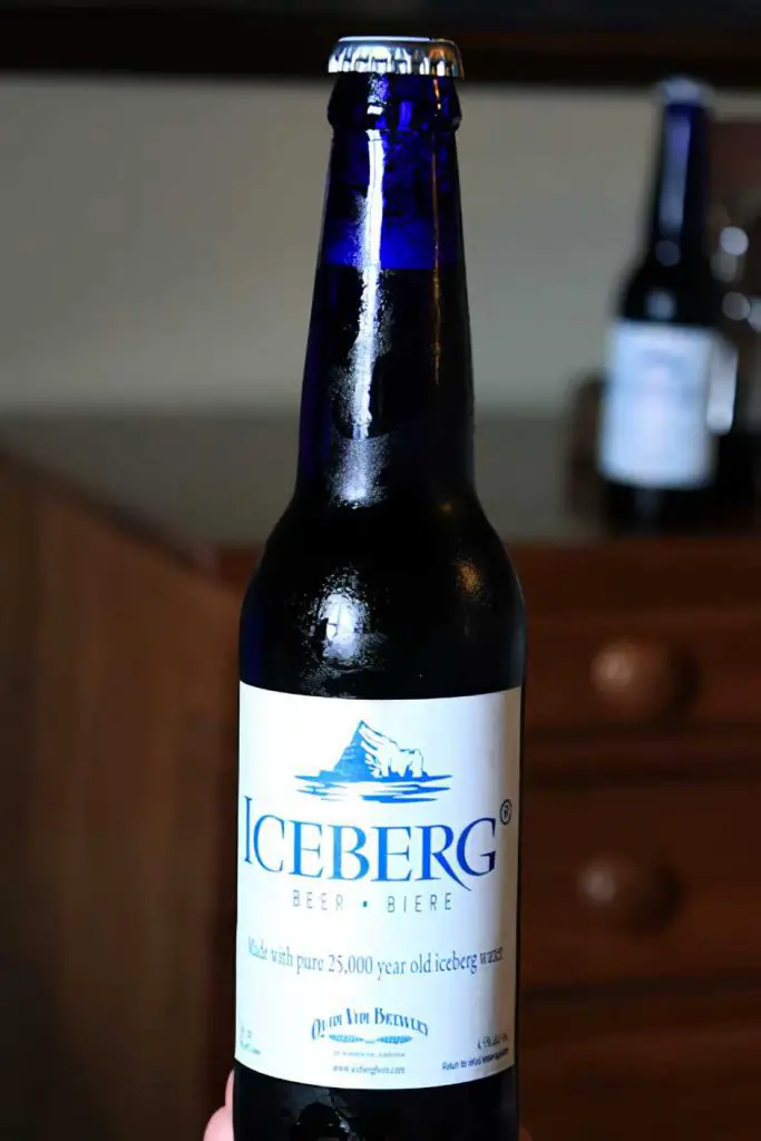 Typisch: die blaue Flasche des Iceberg Beers