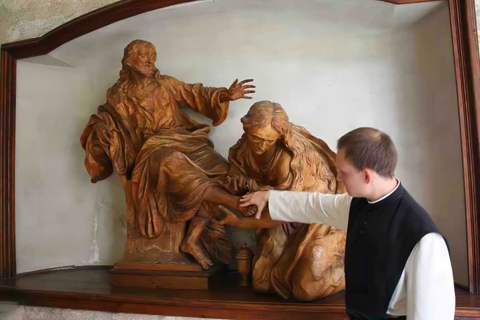 Pater Nikolaus erklärt uns das Mönchsleben