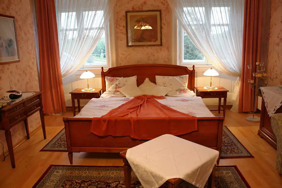 The rose room, one of the gourmet rooms in the Schlosshotel Rosenau