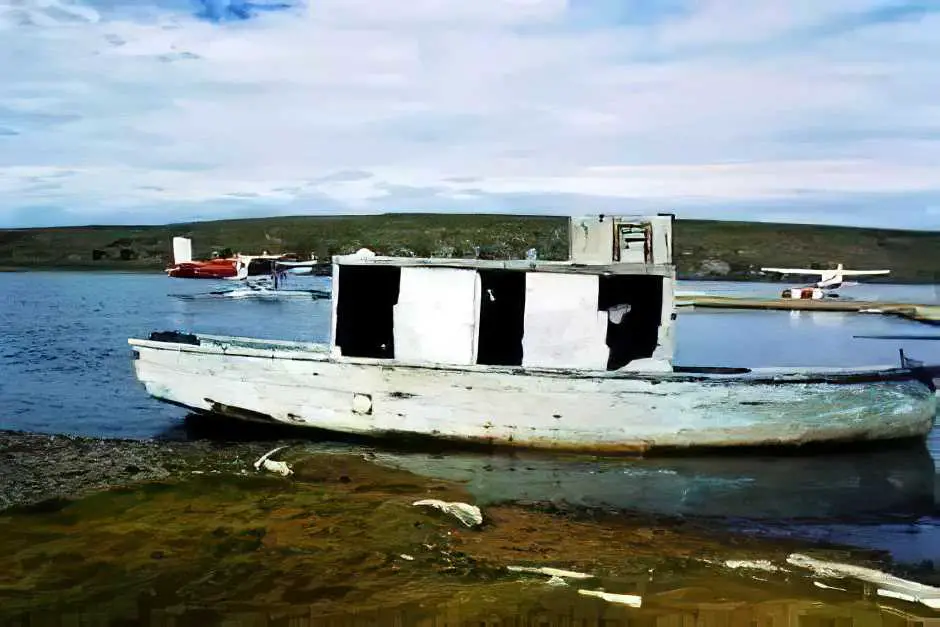Wasserflugzeug und marodes Boot auf Herschel Island am Eismeer
