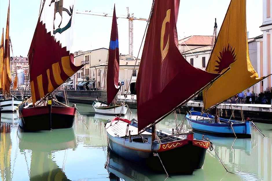Historische Segelschiffe am Kanal von Cesenatico