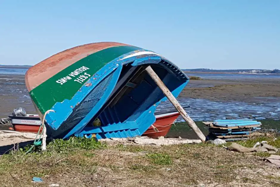 Ein Fischerboot im Cais Palafitico da Carrasqueria