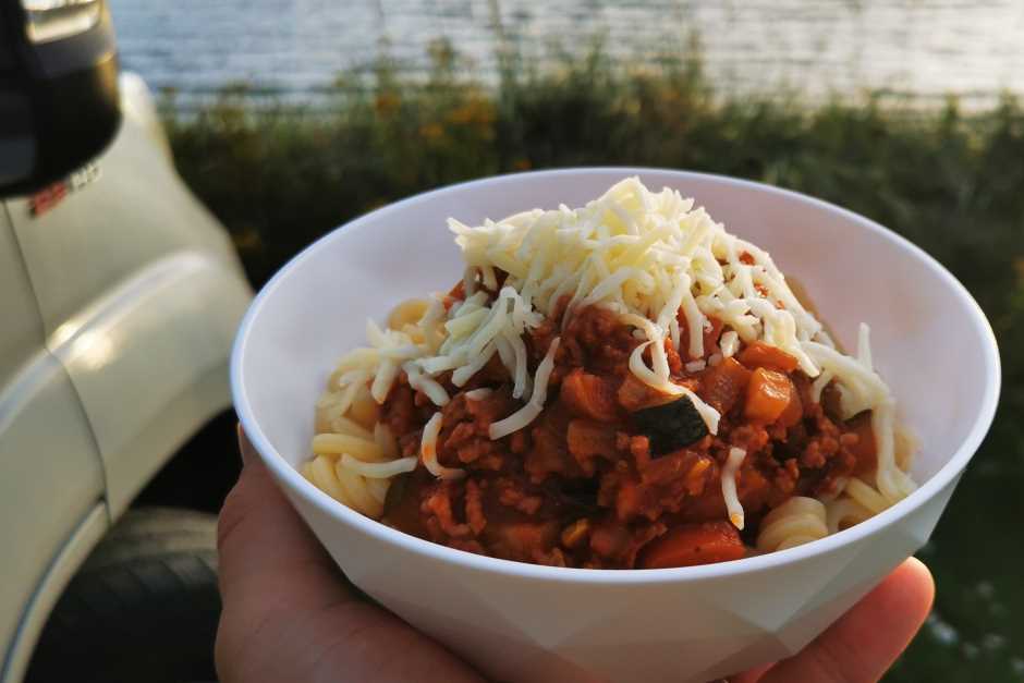 Prepare bolognese sauce in the camper