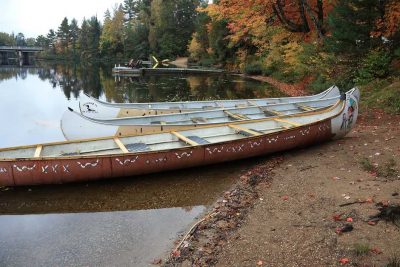 Sightseeing in Algonquin Park with canoes