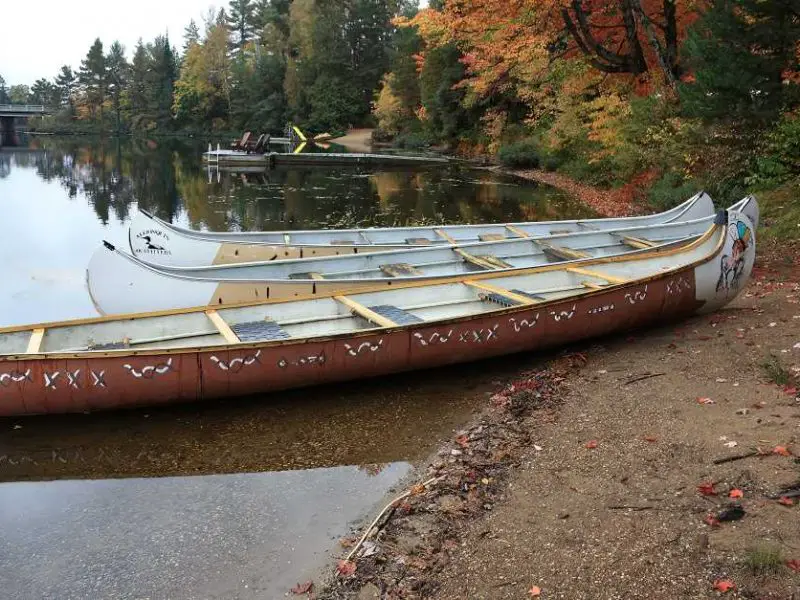 Sightseeing in Algonquin Park with canoes