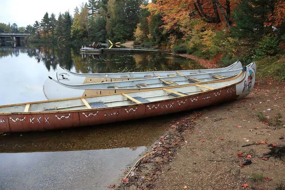 Mit Kanus Sehenswürdigkeiten im Algonquin Park