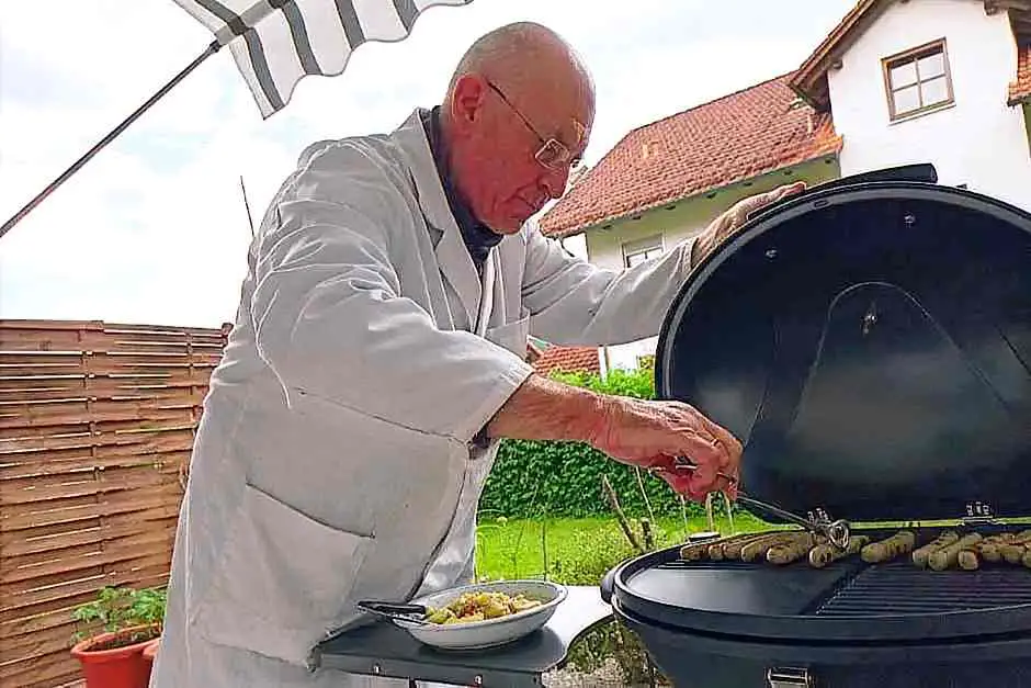 Petar beim Grillen