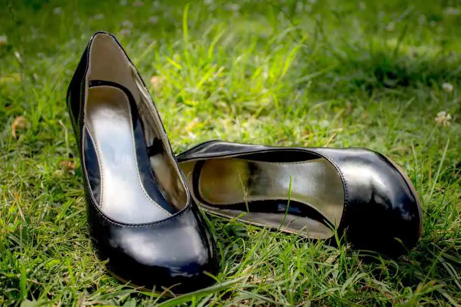 Black pumps