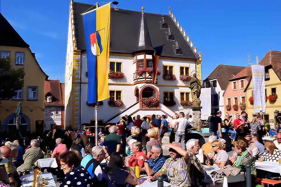 Gute Stimmung beim Weinfest in Volkach 