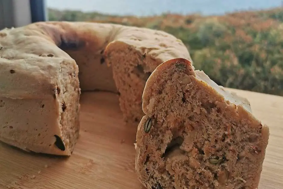 Bake Omnia bread with grains from the Omnia oven