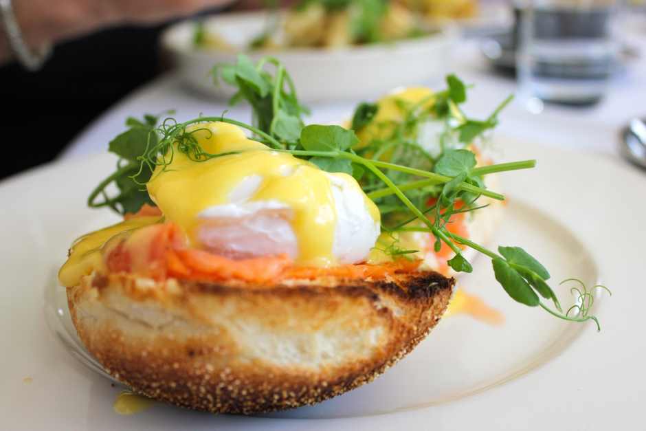 Eggs Benedict passen zu Amerikanischem Frühstück mit Frühstück Omelette und Waffeln