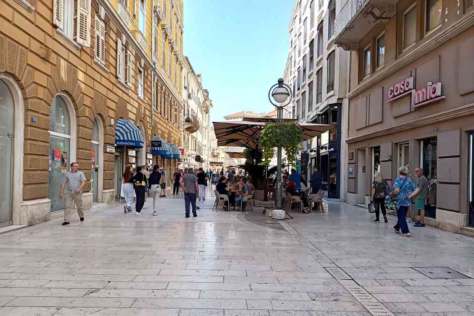 Cafés am Korzo in Rijeka, eine der größten Städte in Kroatien