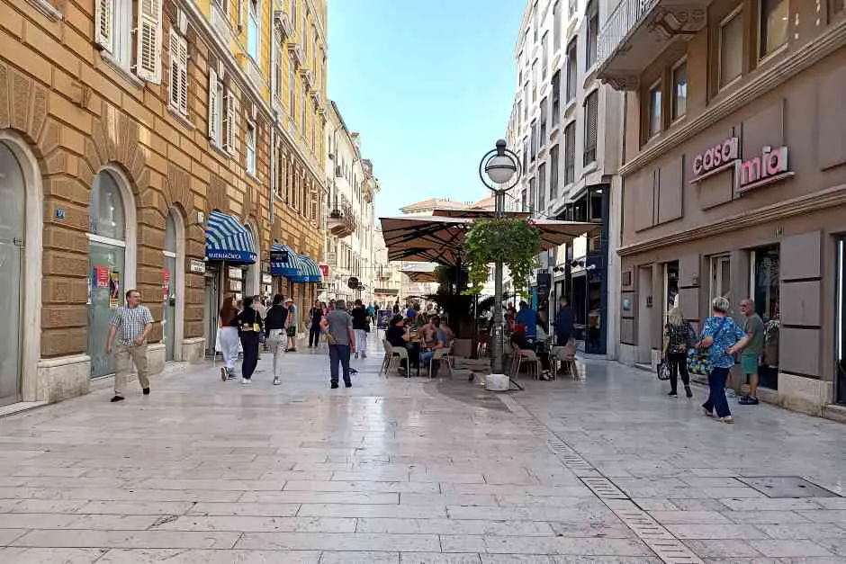 Cafés am Korzo in Rijeka, eine der größten Städte in Kroatien