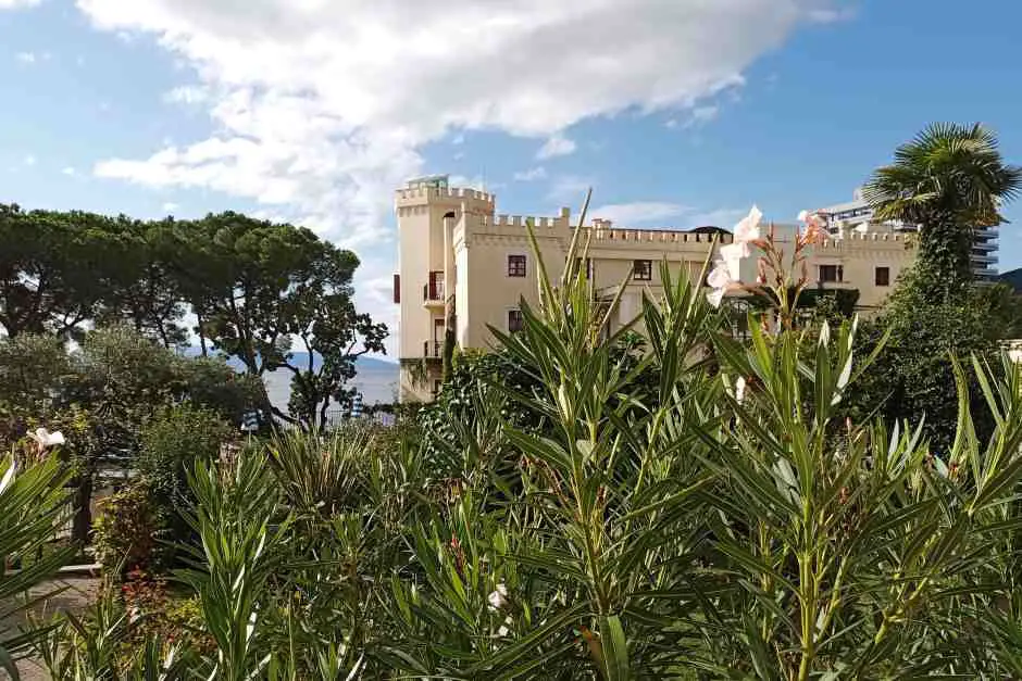 Der Oleander blüht im Garten des Hotels