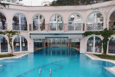 Indoor- und Outdoor-Pool