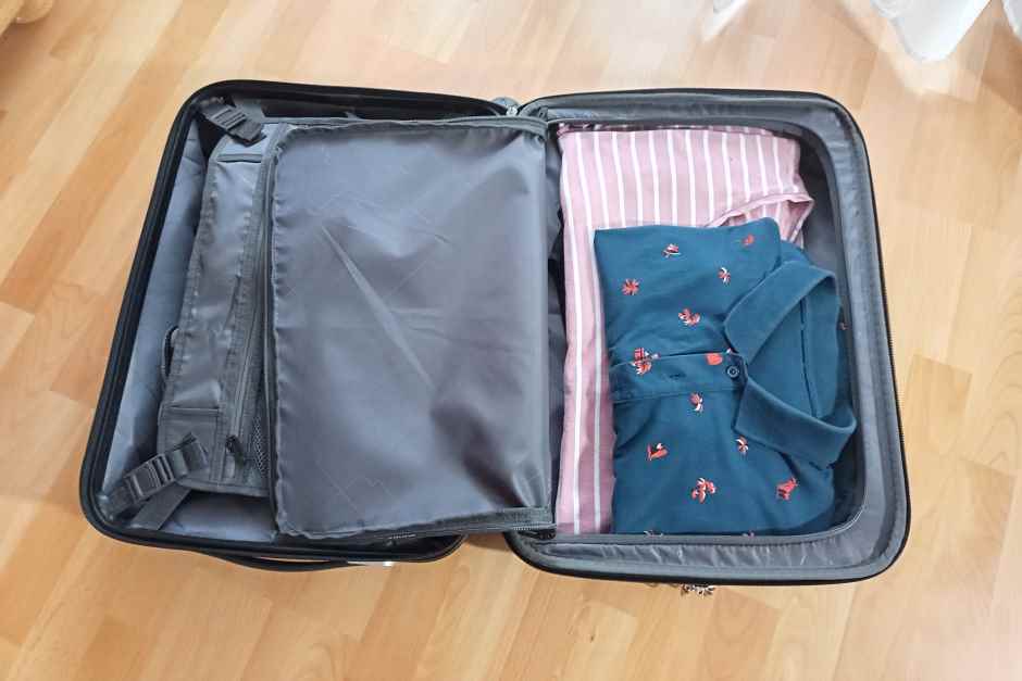 Level 8 hand luggage suitcase