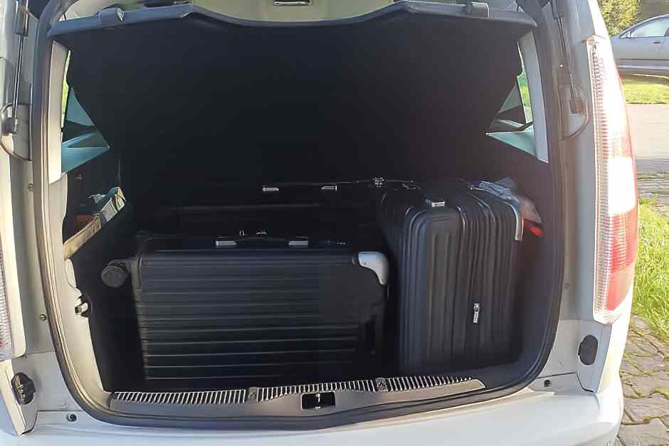 Level 8 suitcase set in the trunk