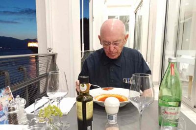 Petar beim Abendessen