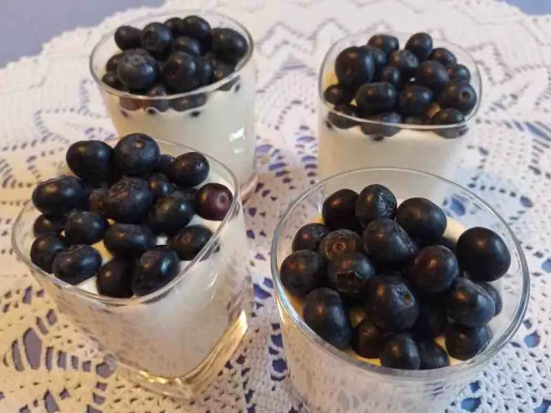 Simple Christmas dessert with speculaas in a glass