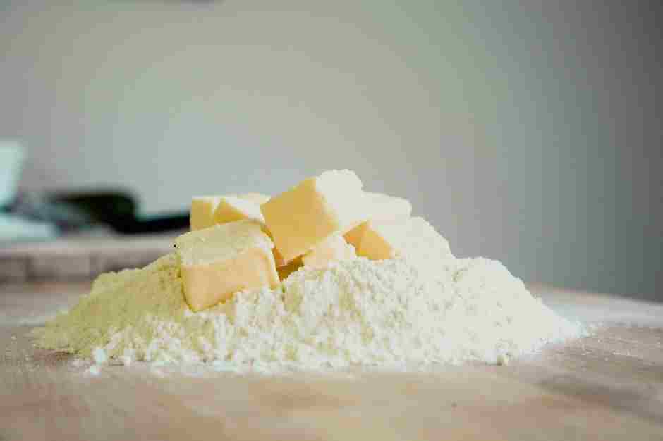 Butter mit Mehl vermischen (nicht kneten)