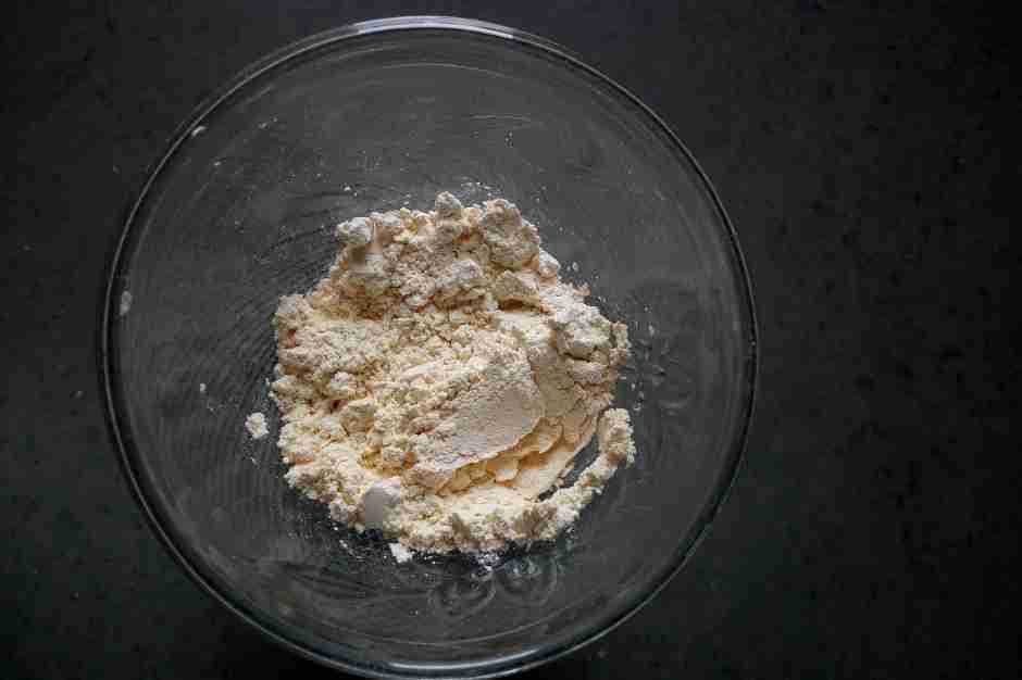 Streusel über die Äpfel streuen