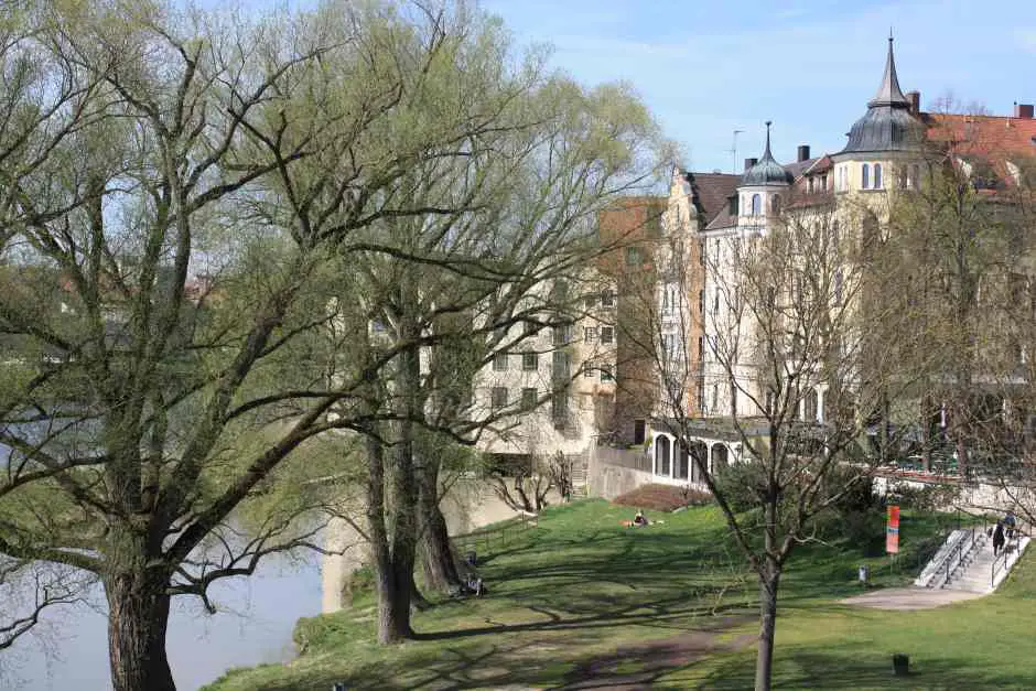 Ein Bier an der Donau genießen