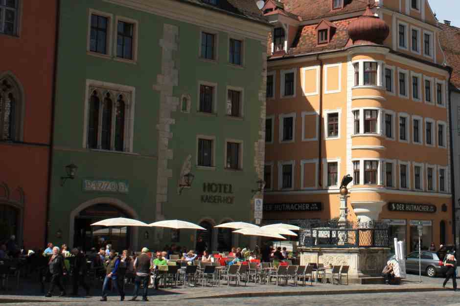 Biergarten in der Altstadt von Regensburg