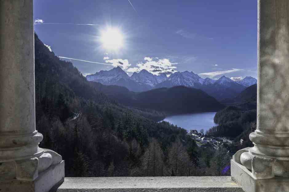 Ausblick vom Schloss Neuschwanstein auf die Alpen auf deinem Roadtrip Romantische Straße