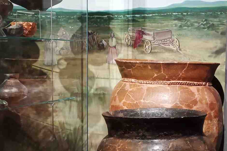 Urnen der Jungsteinzeit im Museum Quintana
