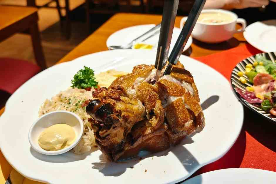 Eine Schweinshaxe passt hervorragend als Oktoberfest Essen