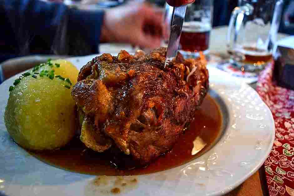 Schweinshaxe ist beliebt in der bayrischen Küche