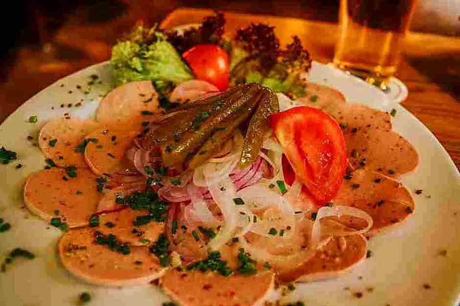 Wurstsalat, wie er in der bayrischen Küche gemacht wird